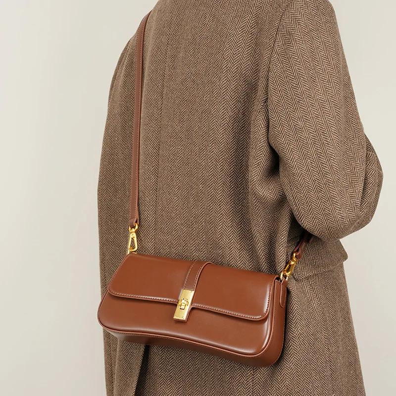 kf-S743362a079b649b69893812d5b9377ad0-Bolsa-de-couro-retr-quadrada-para-mulheres-bolsa-de-deslocamento-design-popular-axilas-novo-modelo