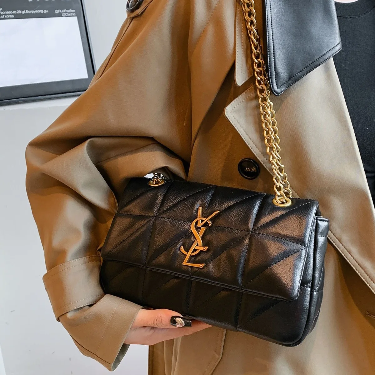 Comprar Bolsas e acessórios Bolsa Feminina de Luxo em Couro PU com Corrente – Leve, Estilo Mensageiro, com Borla e Design Quadrado na Loja dos Cabelos – Entrega Rápida! Bolsas e acessórios Bolsa Feminina de Luxo em Couro PU com Corrente – Leve, Estilo Mensageiro, com Borla e Design Quadrado | Loja dos Cabelos