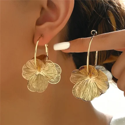 Bolsas e acessórios Brincos de Flor Vazados Dourados – Design Vintage em Metal para Uso Diário | Loja dos Cabelos