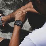 benefícios relogio basico masculino — foto por Simon Reza via Pexels