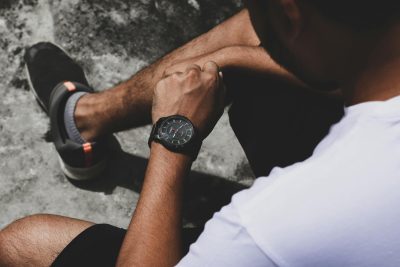 benefícios relogio basico masculino — foto por Simon Reza via Pexels