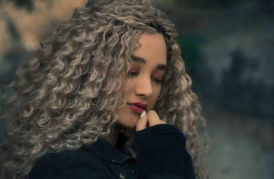 cabelo loiro cacheado